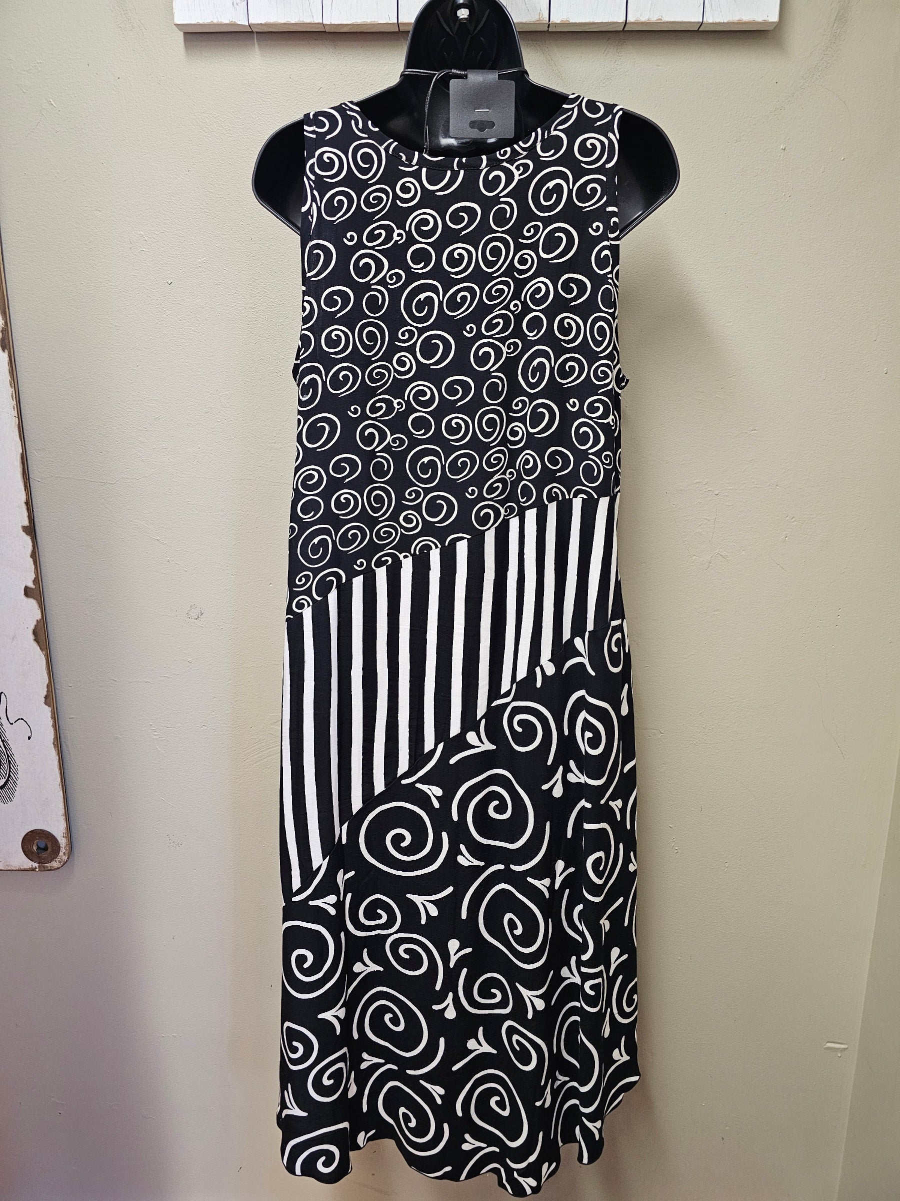 Stunning Sleeveless Black & White Dress