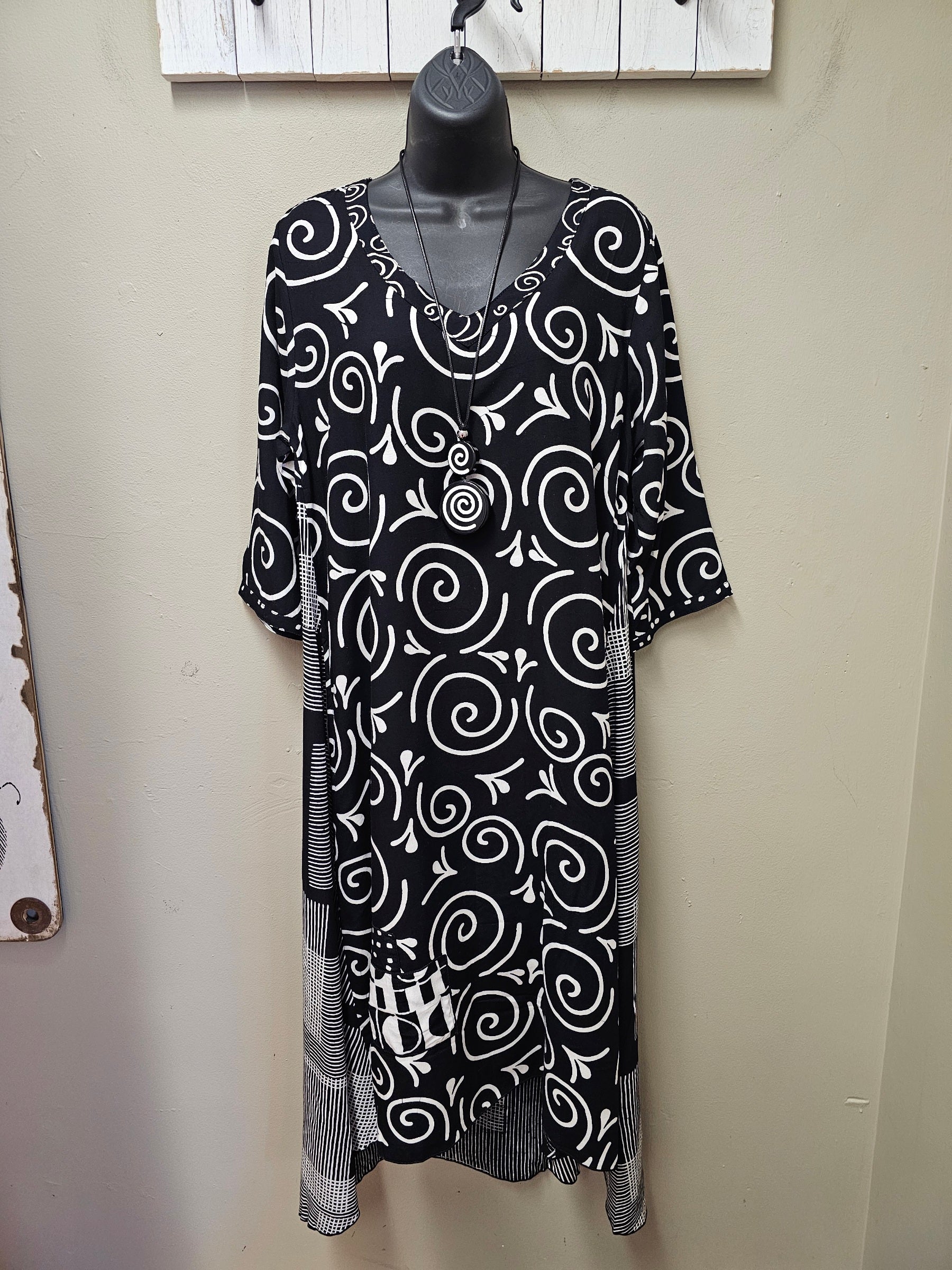 Gorgeous Geometric Design Black & White 3/4 Sleeves Dress