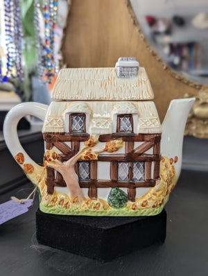 Vintage Teapot "Autumn Cottage"